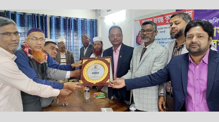 কালুখালী সহকারী মাধ্যমিক শিক্ষা অফিসার জয়ন্তের বিদায়ী সংবর্ধনা